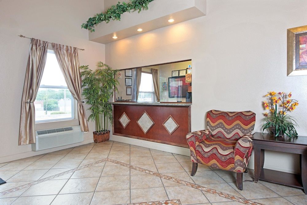 Super 8 by Wyndham St. Louis Airport 3