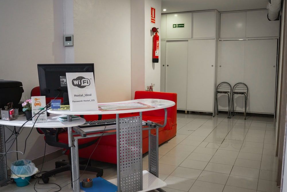 Go Bcn Hostal Ideal Badal - Hostel 1