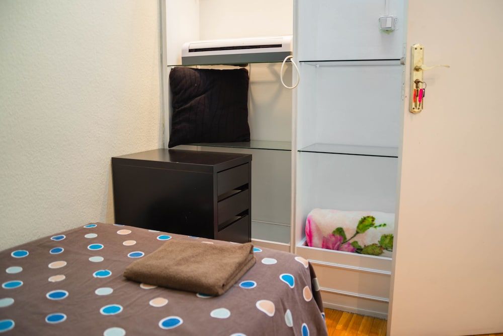 Go Bcn Hostal Ideal Badal - Hostel 3