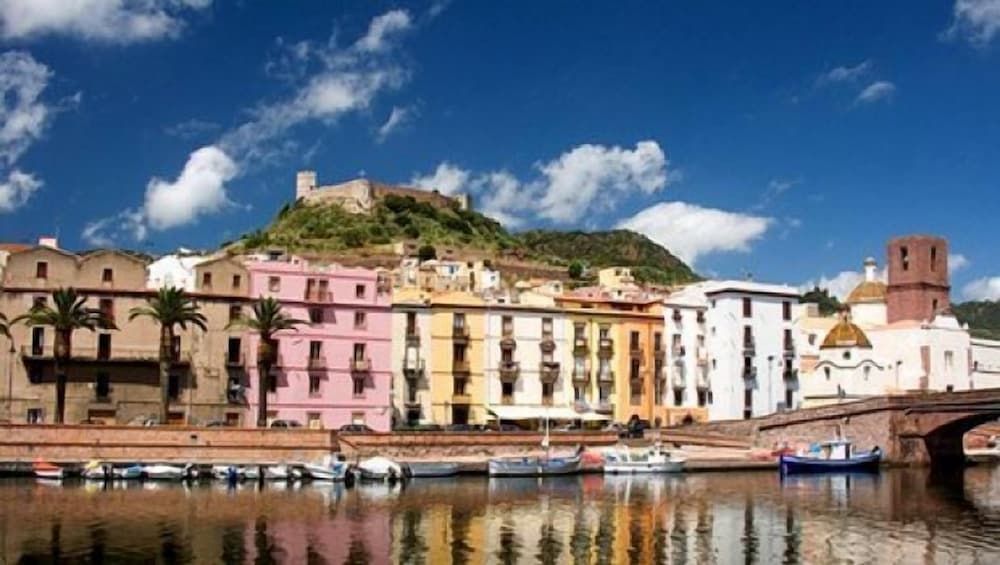 Corte Fiorita Albergo Diffuso 3 estrellas en Bosa