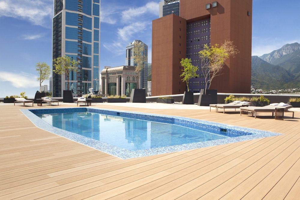 Camino Real Fashion Drive Monterrey 1