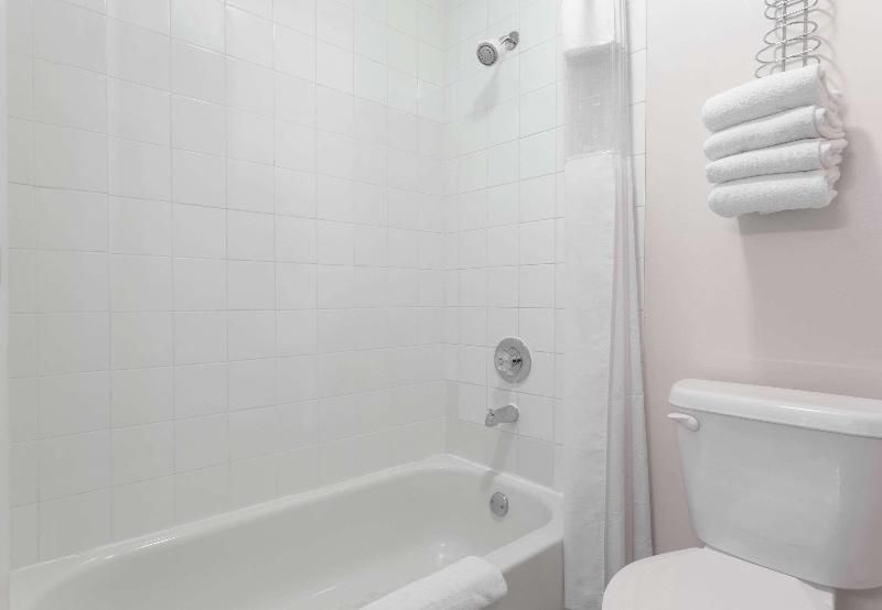 Super 8 by Wyndham Golden 2