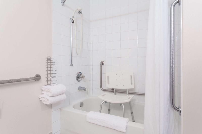 Super 8 by Wyndham Golden 3 stelle a Golden