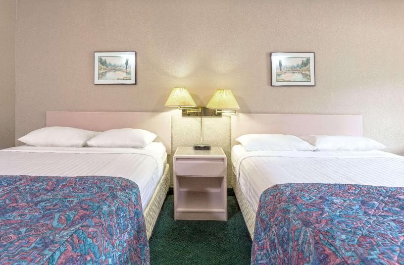 Super 8 by Wyndham Golden 3