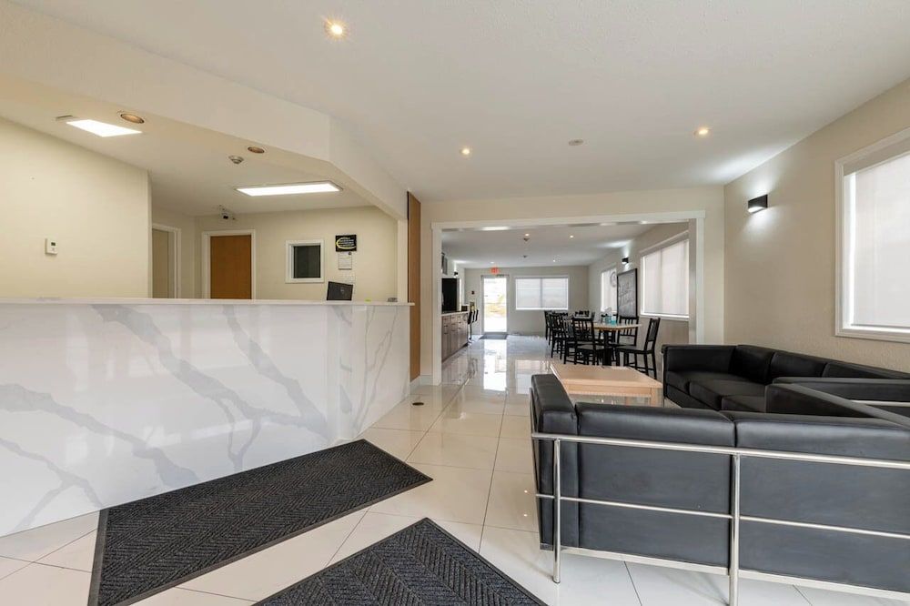 Super 8 By Wyndham Golden 3