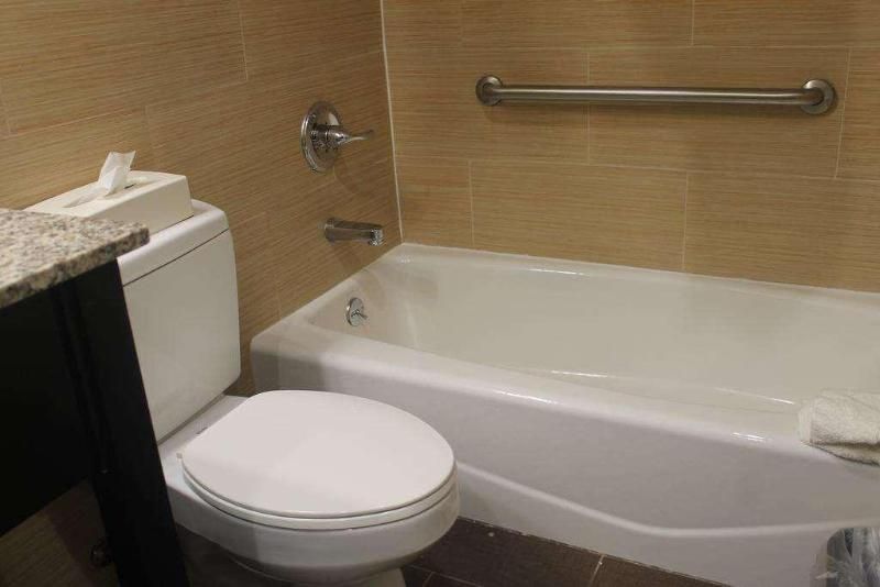 Days Inn by Wyndham Brooklyn Borough Park 3