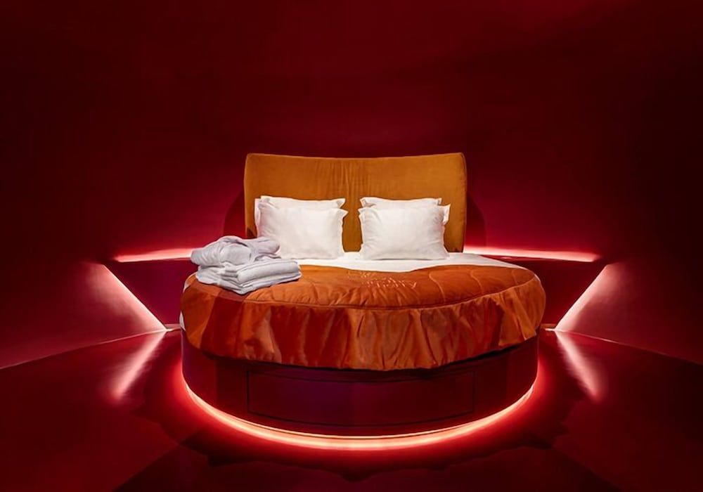 Cherry Sculpture Hotel 3