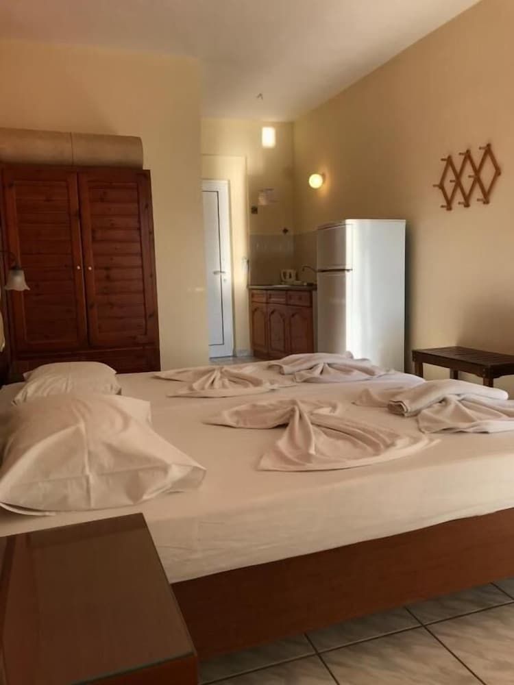 Village Inn Studios & Family Apartments 3