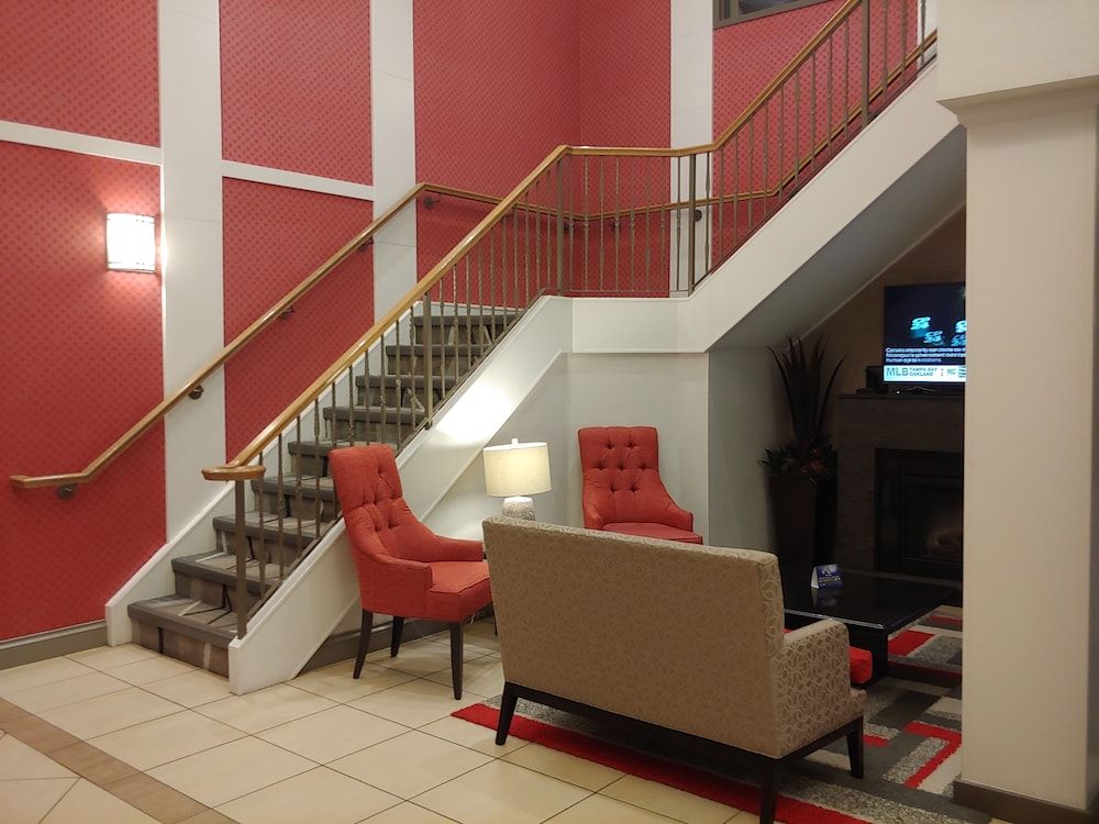 Best Western Plus Burlington Inn & Suites 2