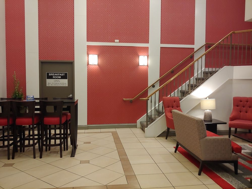 Best Western Plus Burlington Inn & Suites 3