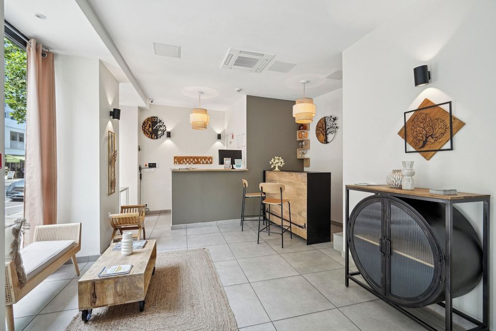 Hotel Le National Clichy Paris 2