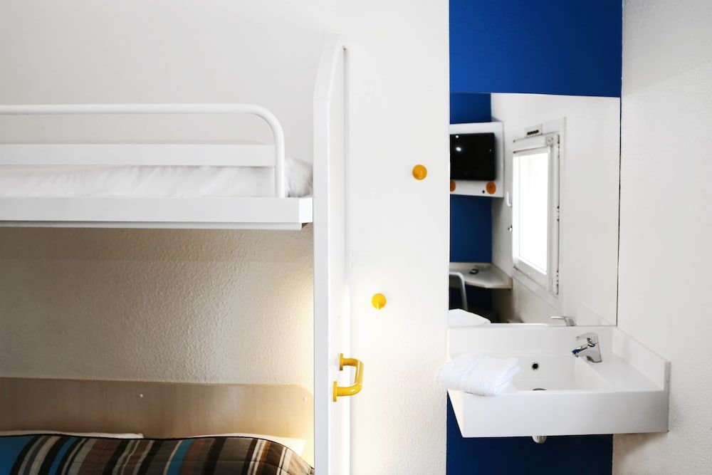 hotelF1 Orange Centre Échangeur A7 A9 3