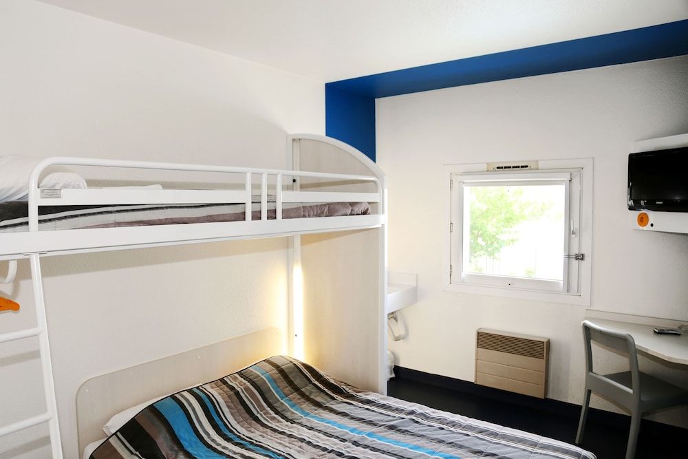 hotelF1 Orange Centre Échangeur A7 A9 2