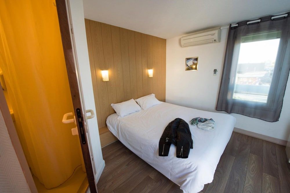 Brit Hotel Essentiel Pau Lescar 2