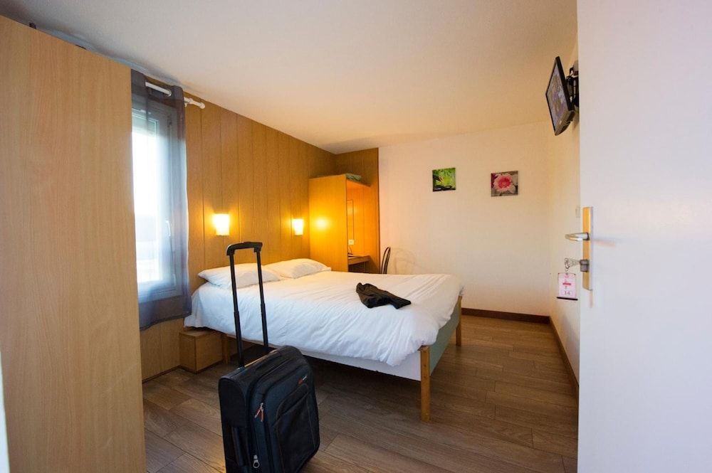 Brit Hotel Essentiel Pau Lescar 3