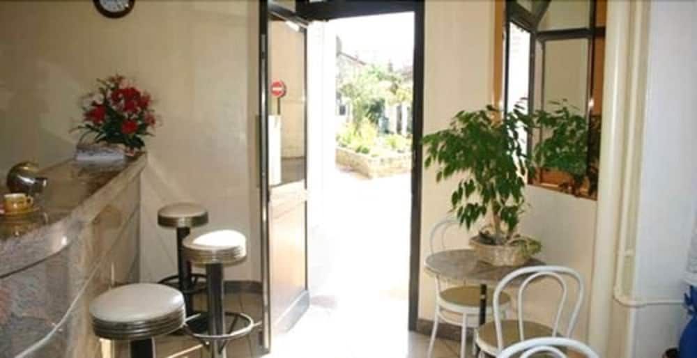 Hôtel Le Petit Château 3