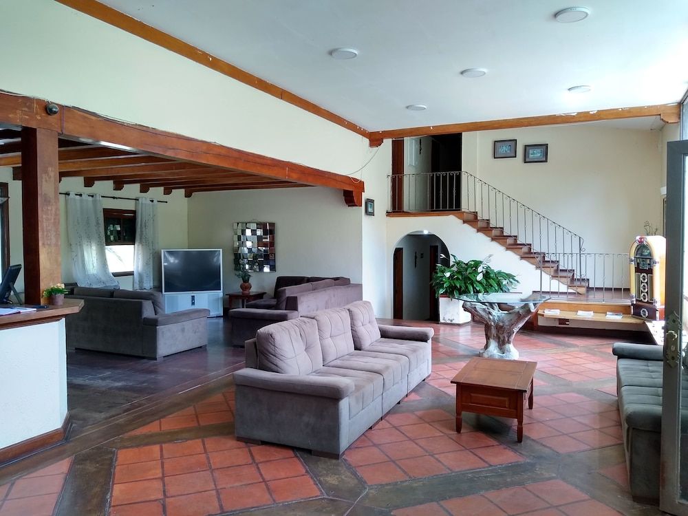 OYO Del Verde Hotel 3