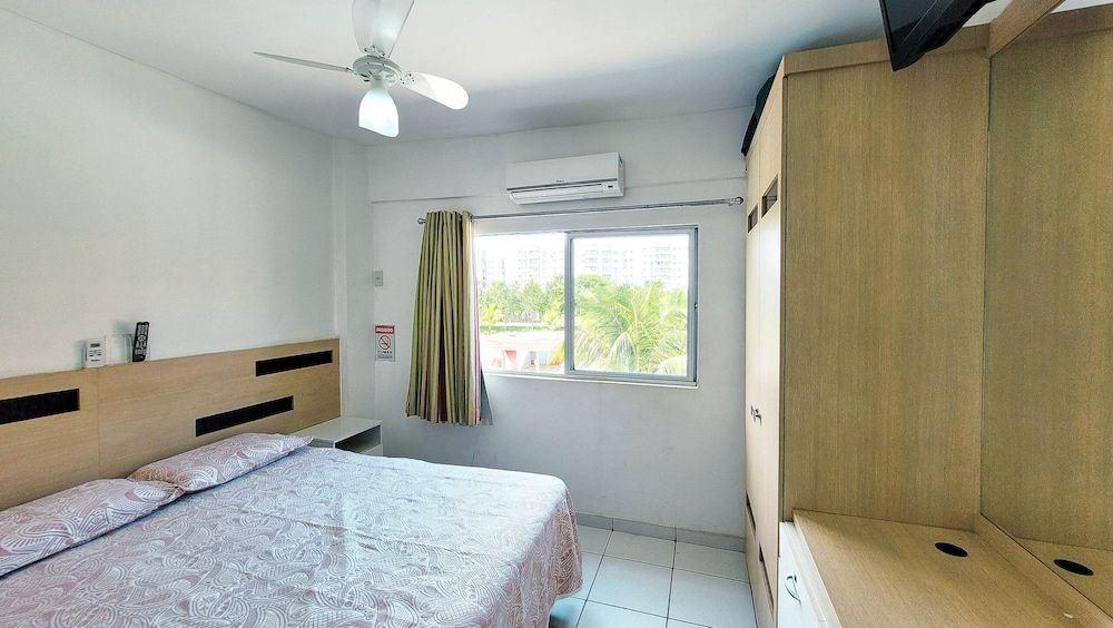 Frente ao Parque da Lagoa Quente, Apto particular com varanda e vista piscinas, com tela de proteção 2