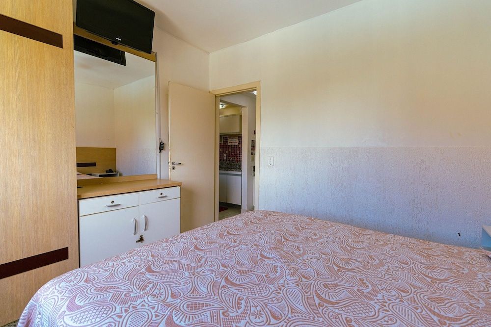 Frente ao Parque da Lagoa Quente, Apto particular com varanda e vista piscinas, com tela de proteção 3