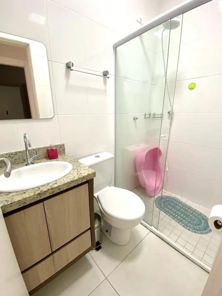 Apto novo e arejado com uma ampla sacada