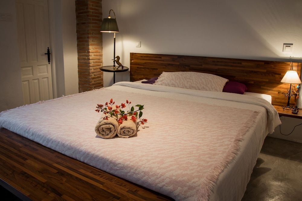 Hotel Rancho Los Lobos 2