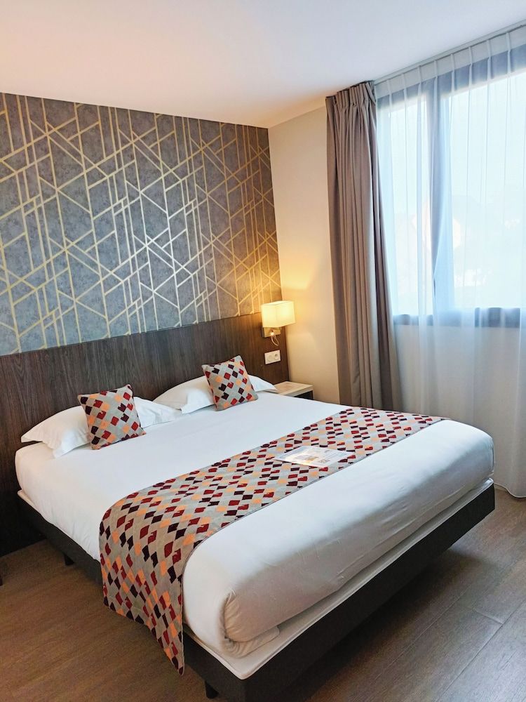 Brit Hotel - Hotel de l'Hippodrome 3