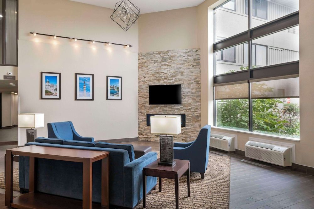 Comfort Inn & Suites North at the Pyramids 2