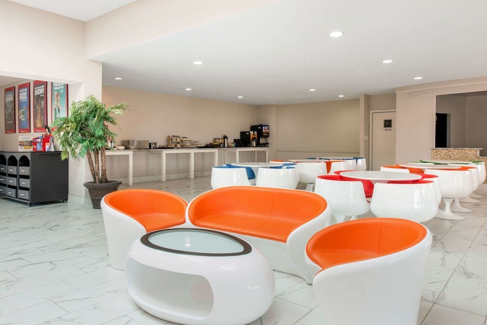 Clarion Inn & Suites Kissimmee-Lake Buena Vista South 3