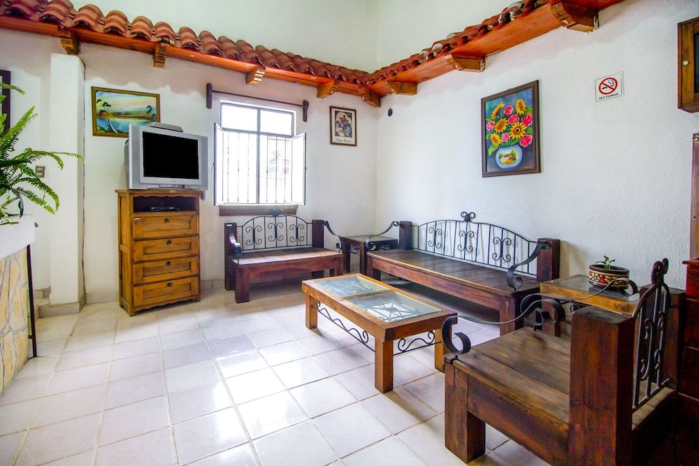 OYO Hotel Las Nubes,Mercado de Dulces y Artesanías Ámbar 2