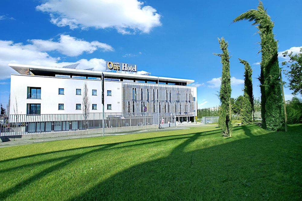 One Hotel & Restaurant 1