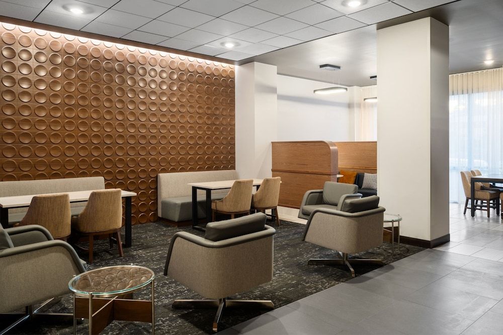 Courtyard by Marriott Seattle SeaTac Airport 2