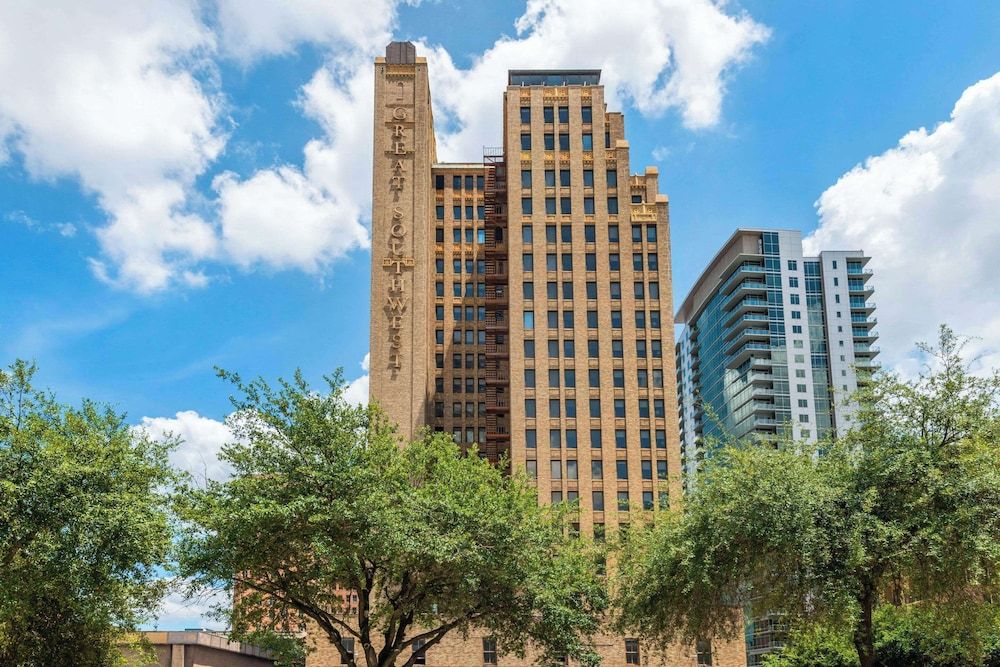 Cambria Hotel Houston Downtown Convention Center 1