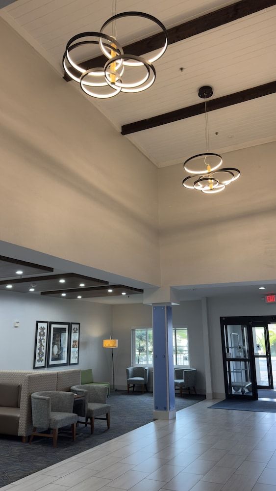 Holiday Inn Express Hotel & Suites Marina - State Beach Area by IHG 3