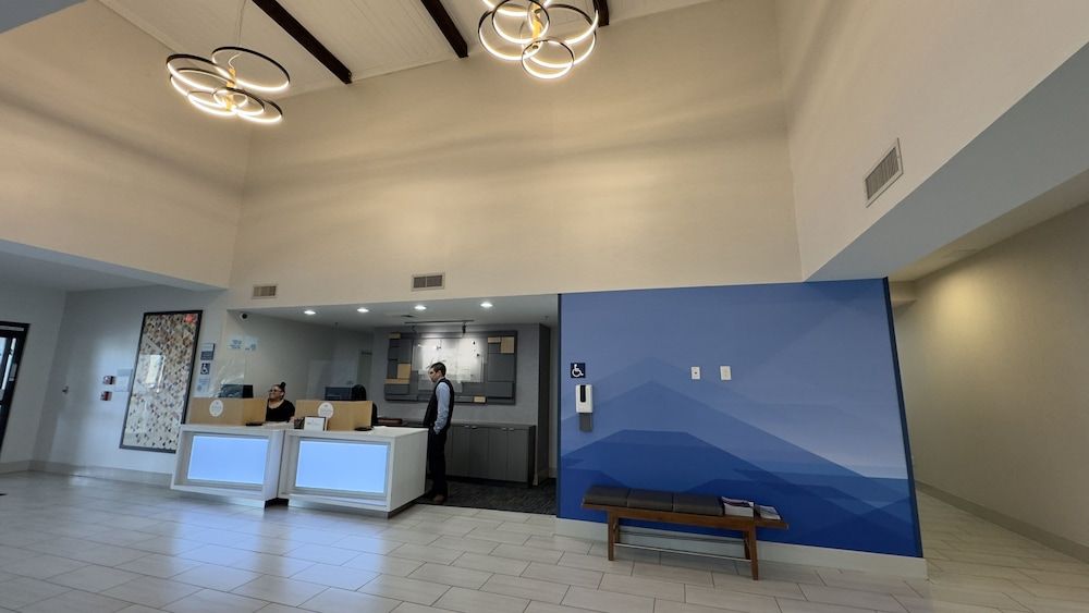 Holiday Inn Express Hotel & Suites Marina - State Beach Area by IHG 2