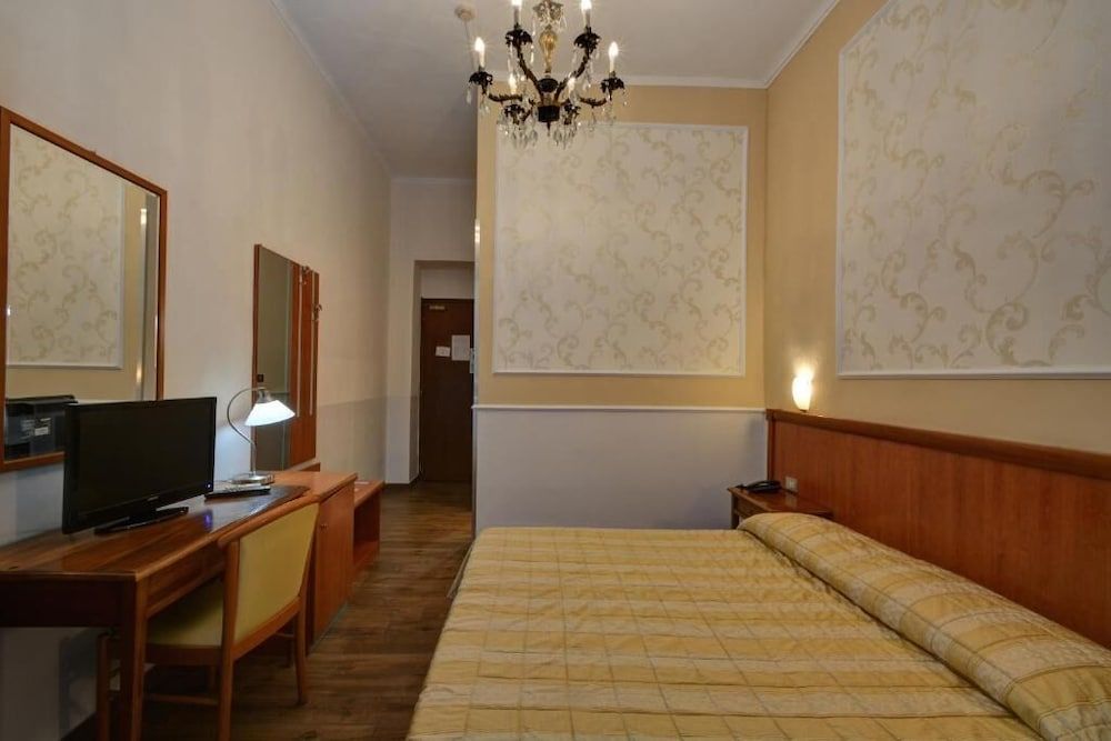HOTEL UNIVERSO 3