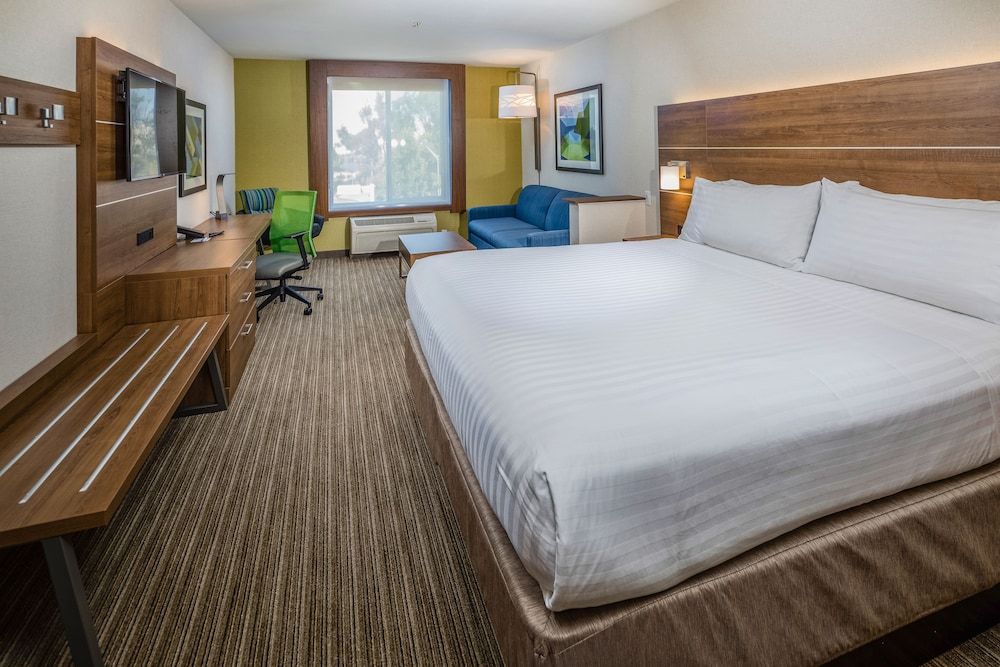 Holiday Inn Express and Suites Modesto by IHG 3