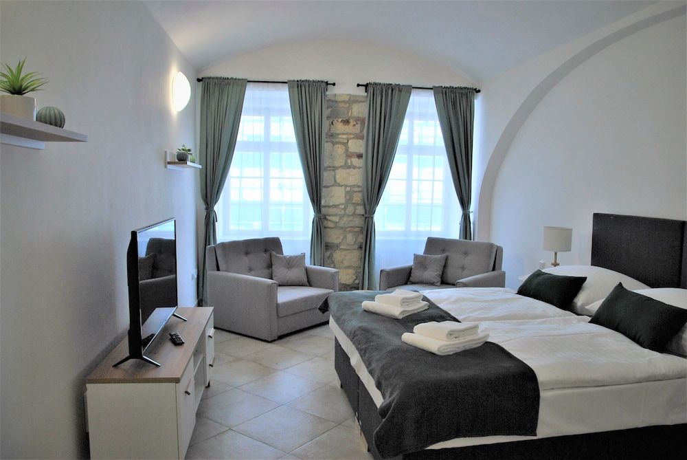 White Swan Boutique Apartments 1