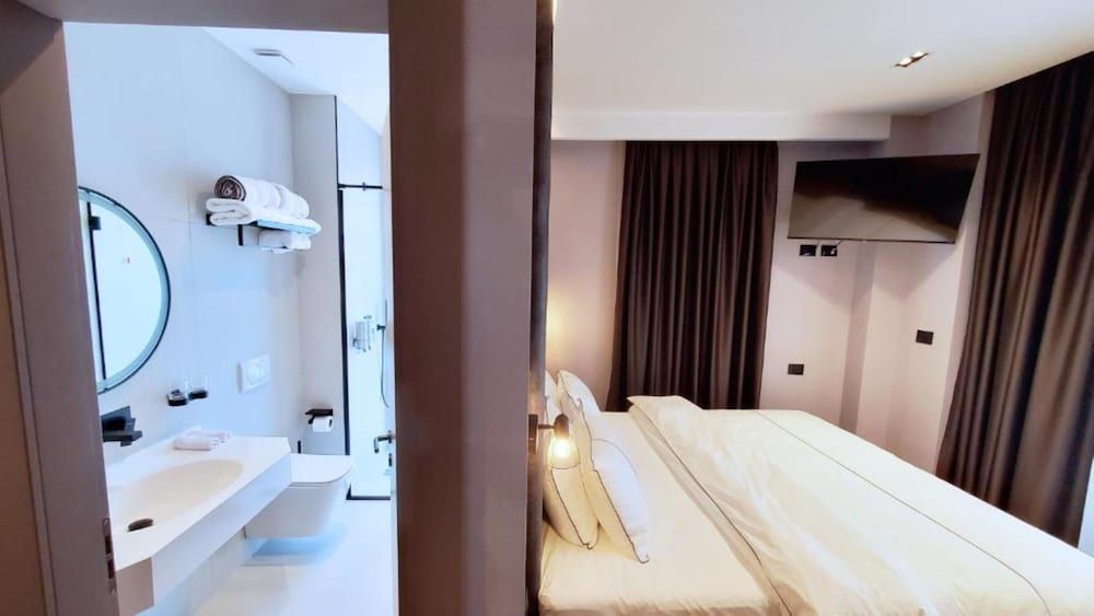 Starlight Hotel 3