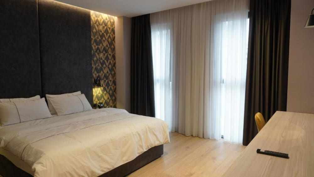 Starlight Hotel 2