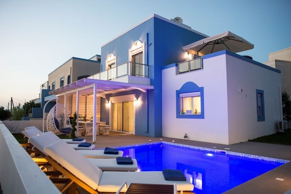 Seabreeze Villa - with Jacuzzi & heated pool 1