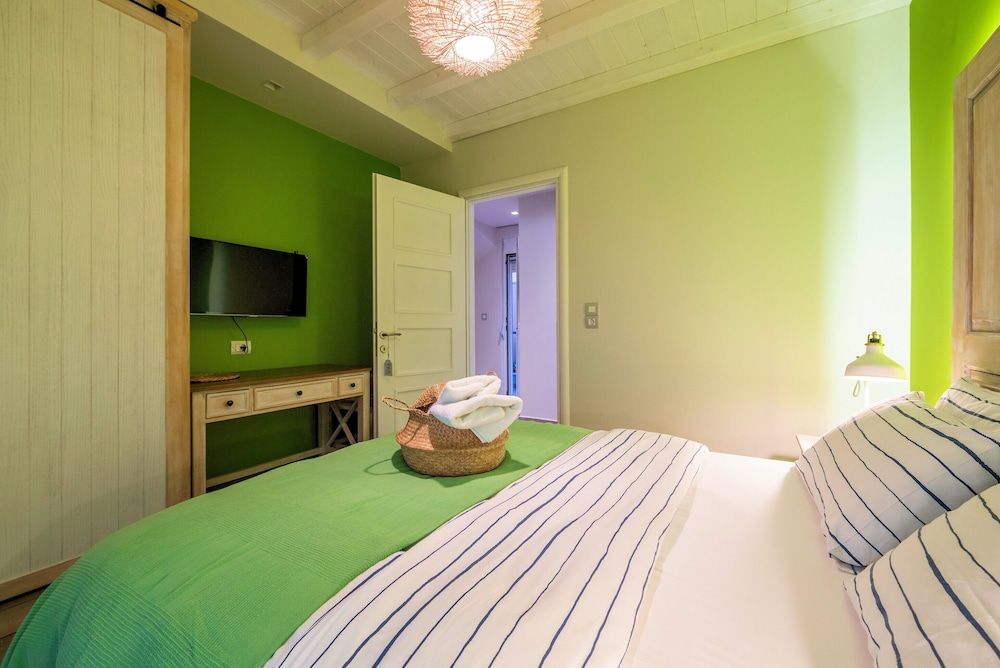 Seabreeze Villa - with Jacuzzi & heated pool 3