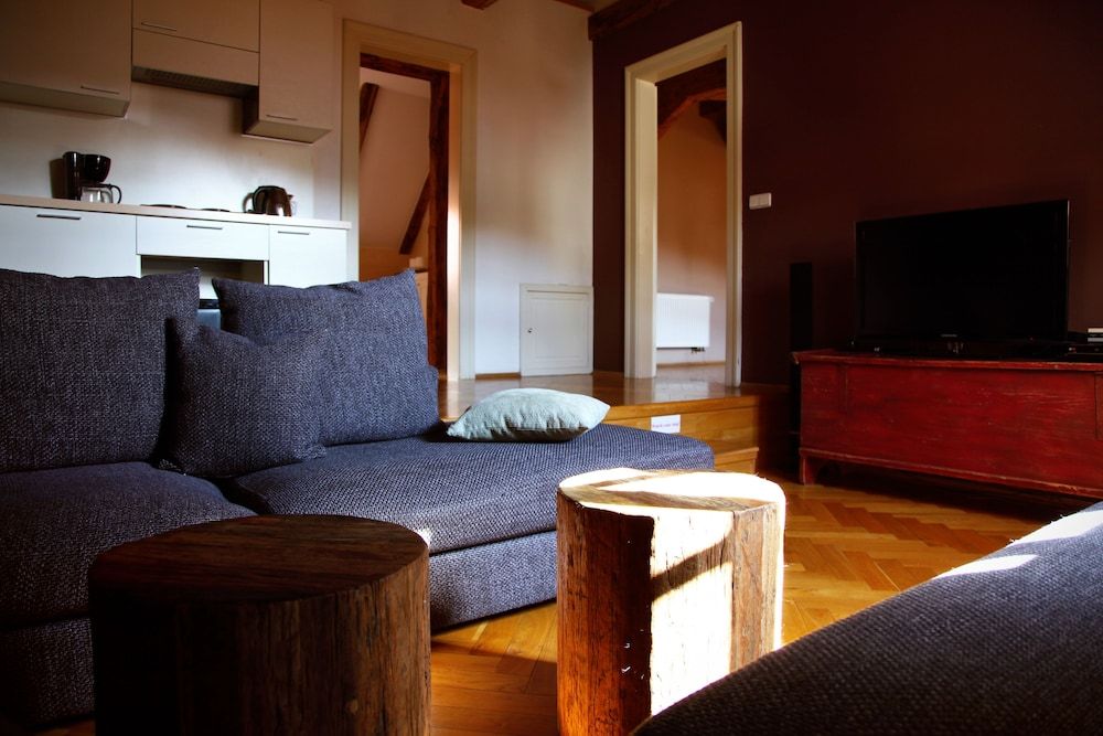 Three Golden Crowns Apartments 3