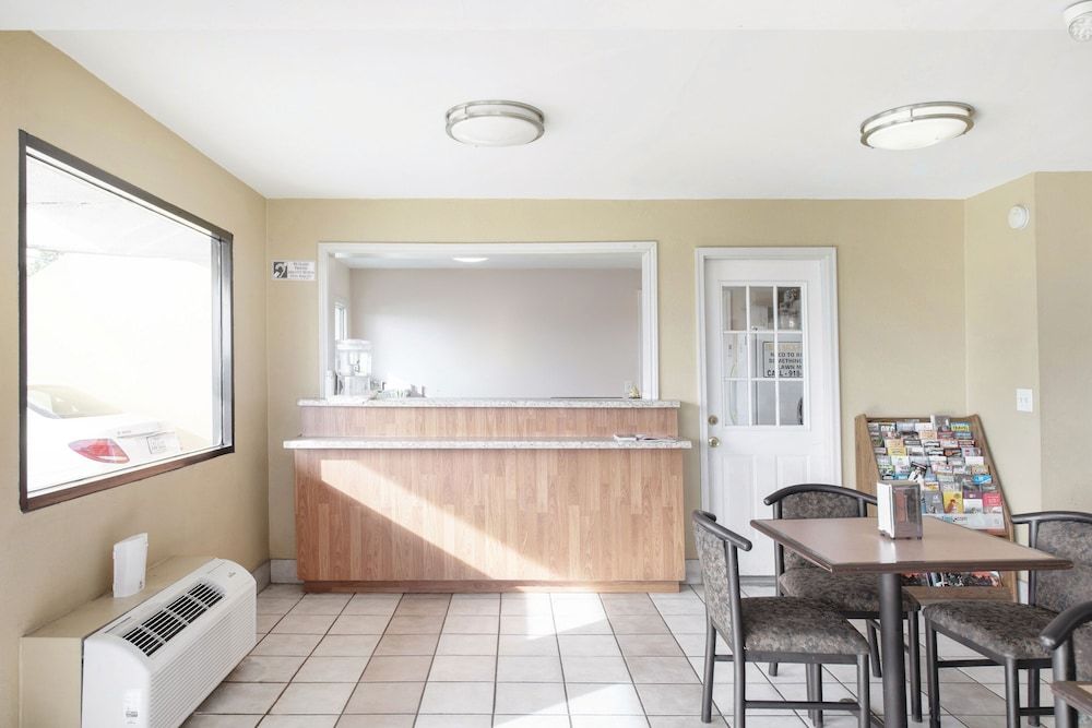 OYO Hotel Tulsa International Airport 2