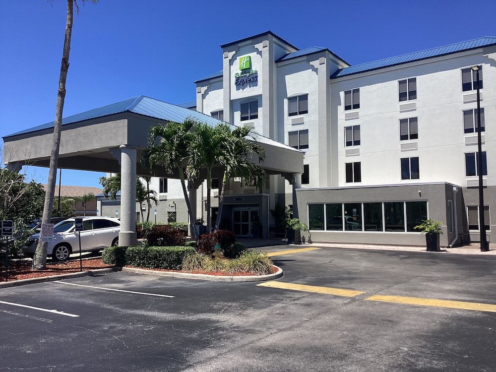 Holiday Inn Express Hotels & Suites Cocoa Beach by IHG 1