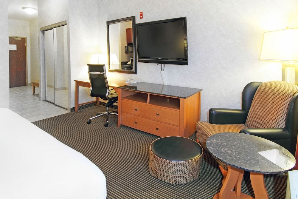 Holiday Inn Express Hotel & Suites Calgary S-Macleod Trail S by IHG 3