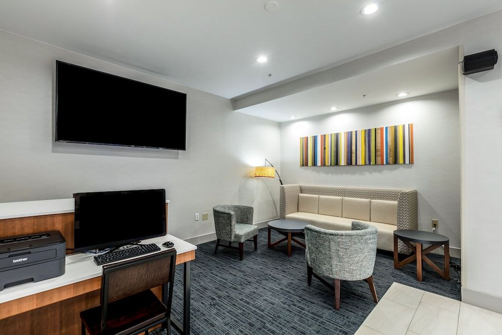 Holiday Inn Express & Suites Jersey City North - Hoboken by IHG 2