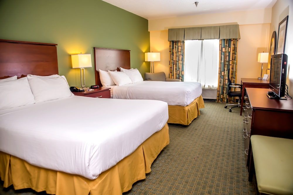 Holiday Inn Express & Suites Cocoa 2