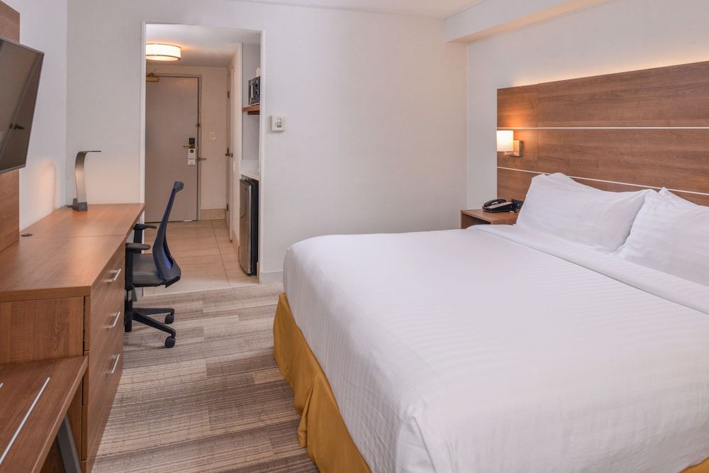 Holiday Inn Express Palm-Desert by IHG 2