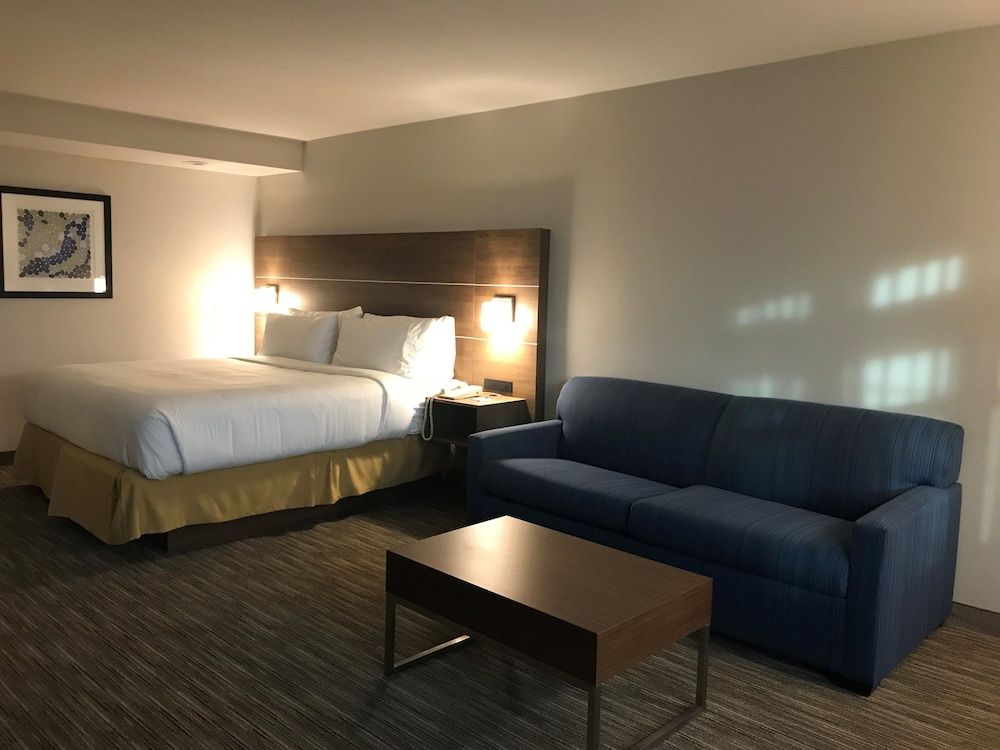 Holiday Inn Express And Suites Camarillo 3