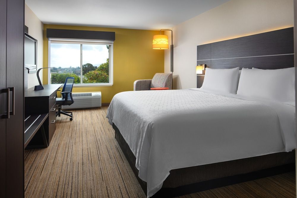Holiday Inn Express Hotel & Suites Belmont  3